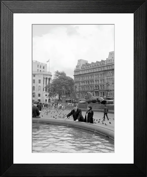 Framed Print : Trafalgar Square: A couple enjoying a fountain Framed Print : Trafalgar Square: A couple enjoying a fountain