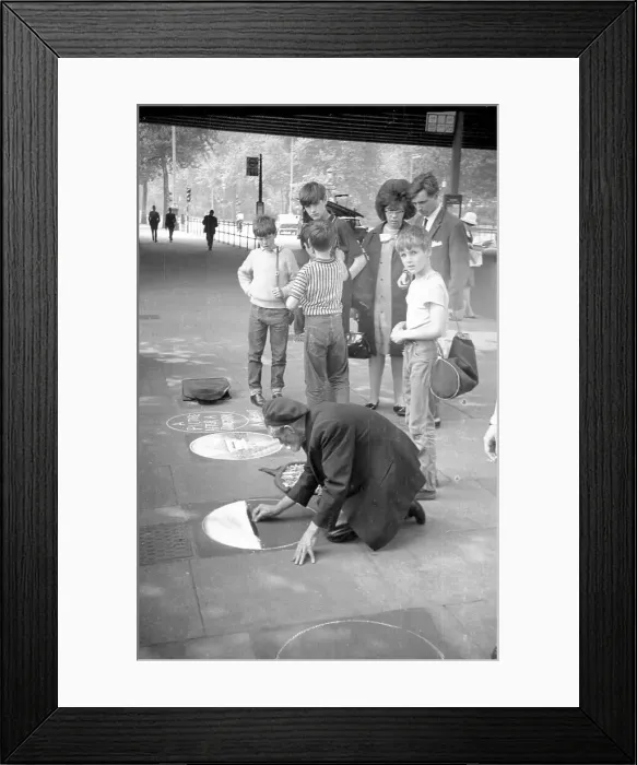 Framed Print : A pavement artist under Hungerford Bridge Framed Print : A pavement artist under Hungerford Bridge