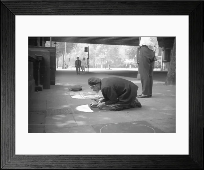 Framed Print : A pavement artist under Hungerford Bridge Framed Print : A pavement artist under Hungerford Bridge