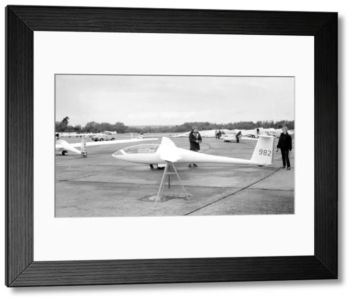 Framed Print : Schempp-Hirth Ventus a 982 Framed Print : Schempp-Hirth Ventus a 982