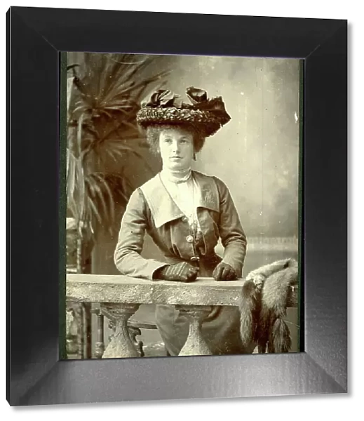 Studio photo, woman in a hat