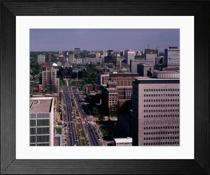Framed Print : University Avenue and Provincial Parliament Buildings, Toron Framed Print : University Avenue and Provincial Parliament Buildings, Toron