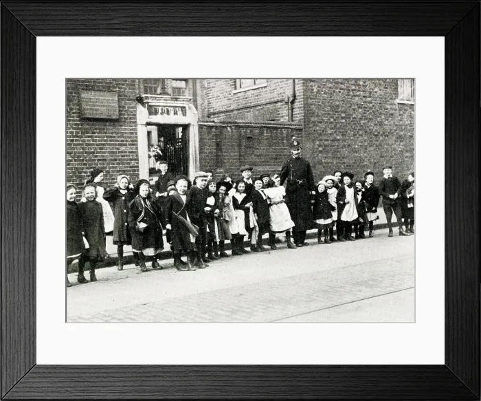 Framed Print : London policeman helps schoolchildren cross the road Framed Print : London policeman helps schoolchildren cross the road