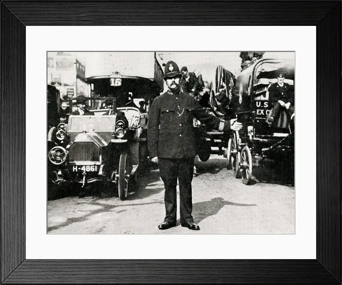 Framed Print : London policeman directing traffic Framed Print : London policeman directing traffic