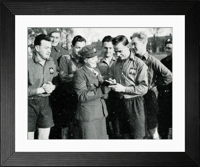 Framed Print : Footballer Woodgate signing autograph Framed Print : Footballer Woodgate signing autograph