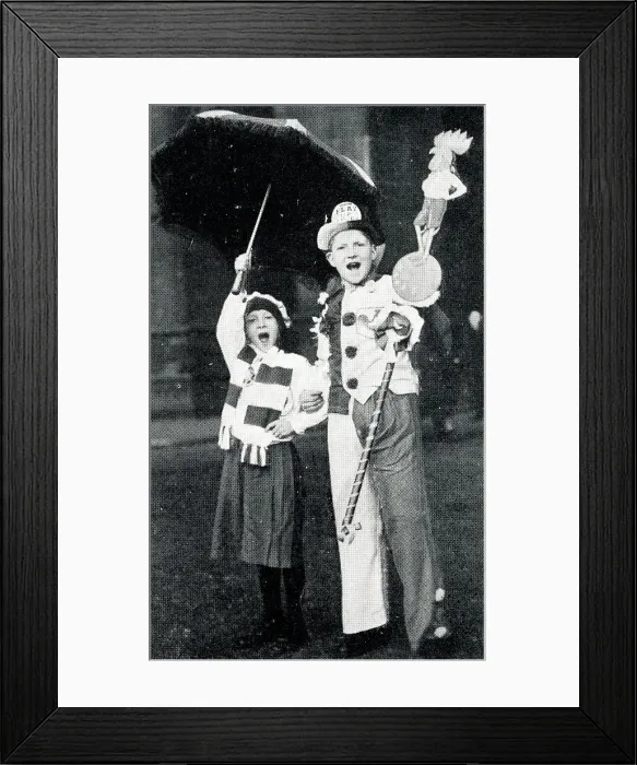 Framed Print : Tottenham Hotspur fans on their way to FA Cup Framed Print : Tottenham Hotspur fans on their way to FA Cup