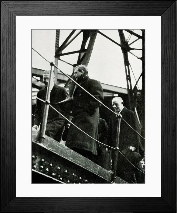 Framed Print : King Edward VIII visiting RMS Queen Mary at Glasgow Framed Print : King Edward VIII visiting RMS Queen Mary at Glasgow