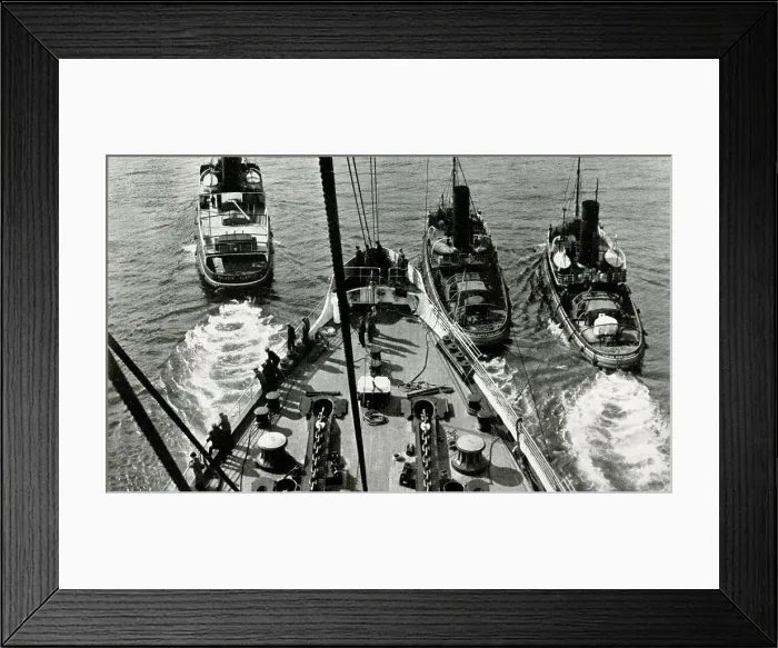 Framed Print : RMS Queen Mary guided by tugs on River Clyde Framed Print : RMS Queen Mary guided by tugs on River Clyde