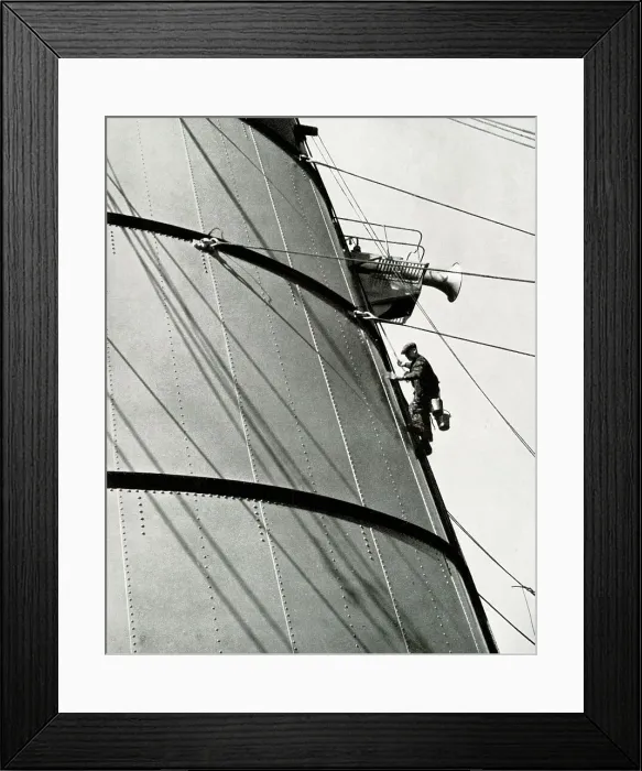 Framed Print : RMS Queen Mary, painting Cunard colours on funnel Framed Print : RMS Queen Mary, painting Cunard colours on funnel