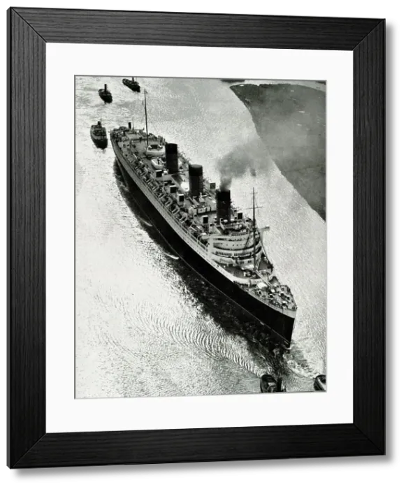 Framed Print : RMS Queen Mary with seven tugs, River Clyde Framed Print : RMS Queen Mary with seven tugs, River Clyde