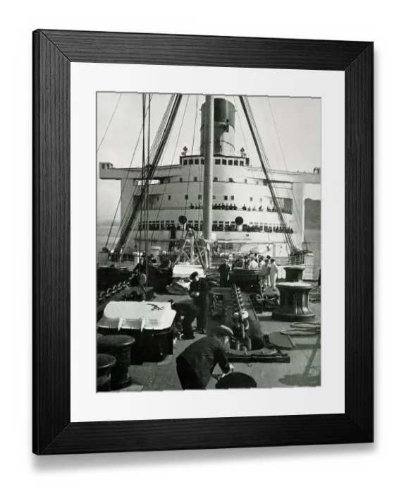Framed Print : RMS Queen Mary reaches open anchorage off Greenock Framed Print : RMS Queen Mary reaches open anchorage off Greenock