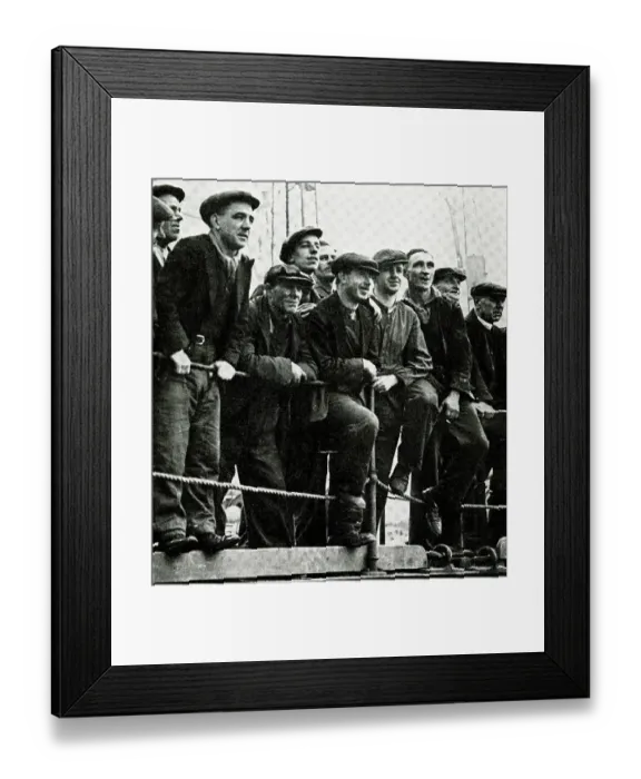 Framed Print : Workmen watch RMS Queen Mary on River Clyde Framed Print : Workmen watch RMS Queen Mary on River Clyde