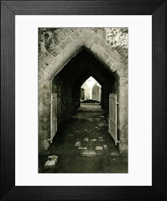 Framed Print : Entrance looking west, Goodrich Castle, Herefordshire Framed Print : Entrance looking west, Goodrich Castle, Herefordshire