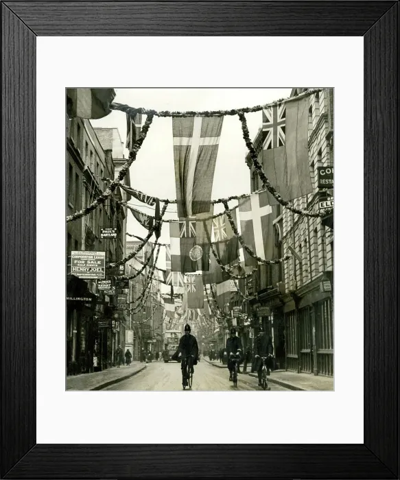 Framed Print : Silver Jubilee celebrations, Houndsditch, East London Framed Print : Silver Jubilee celebrations, Houndsditch, East London