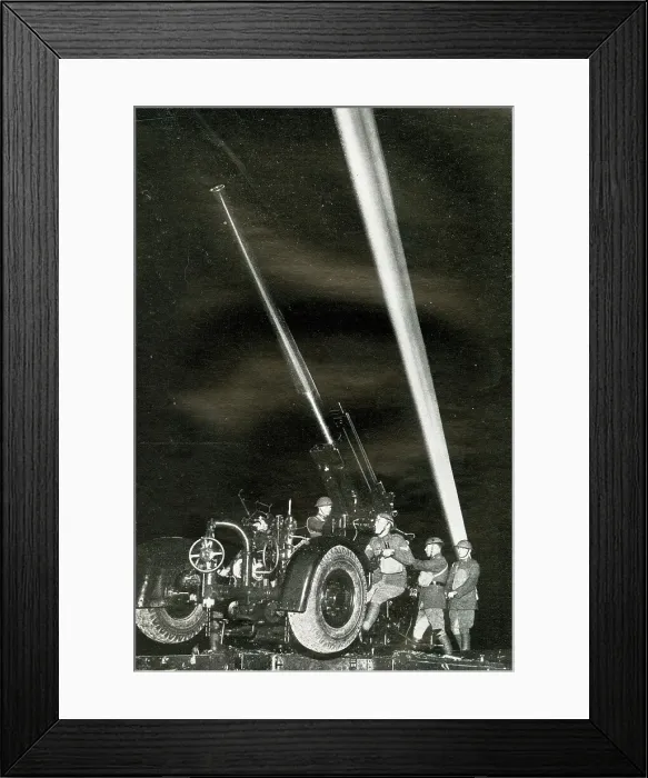 Framed Print : Seachlight and Anti-Aircraft Gun Crew, WW2 preparations Framed Print : Seachlight and Anti-Aircraft Gun Crew, WW2 preparations