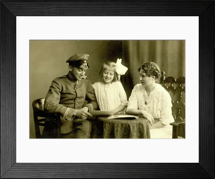 Framed Print : German soldier and his family, WW1 Framed Print : German soldier and his family, WW1