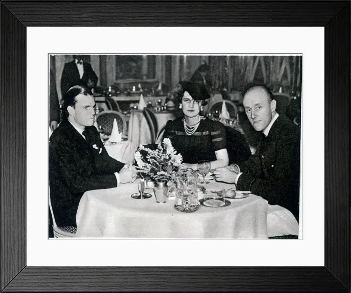 Framed Print : Mr and Mrs Charles Sweeny, lunching in London Framed Print : Mr and Mrs Charles Sweeny, lunching in London