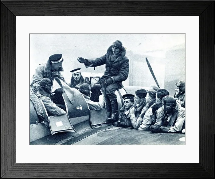 Framed Print : RAF instructor teaching New Zealand cadets, WW2 Framed Print : RAF instructor teaching New Zealand cadets, WW2