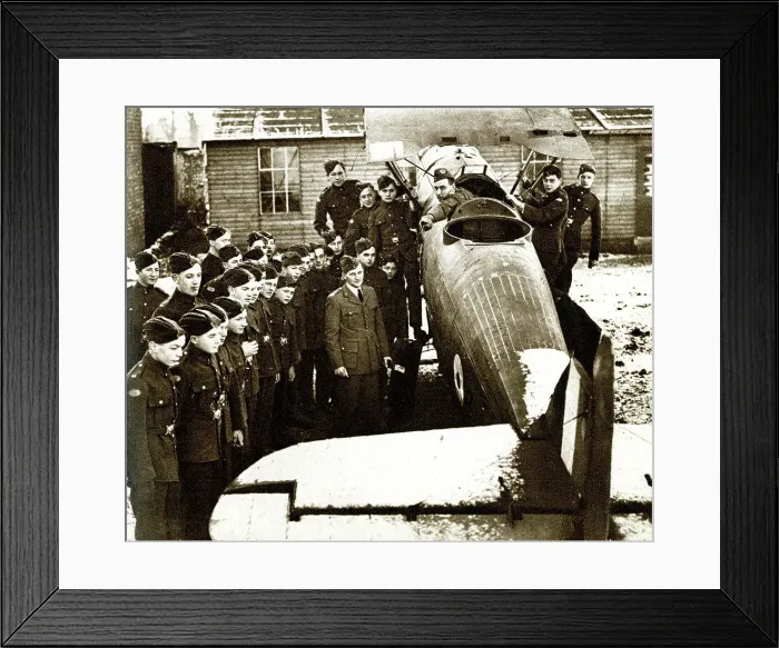 Framed Print : RAF cadets watch an expert demonstrating the controls, WW2 Framed Print : RAF cadets watch an expert demonstrating the controls, WW2
