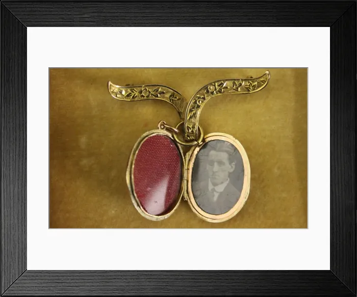Framed Print : RMS Titanic - Maria Robinson's locket and brooch Framed Print : RMS Titanic - Maria Robinson's locket and brooch