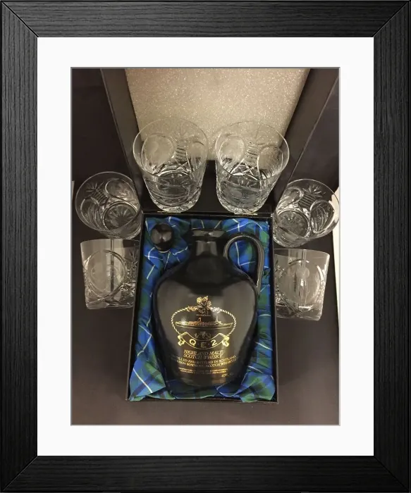 Framed Print : QE2 - presentation whisky flagon with six glasses Framed Print : QE2 - presentation whisky flagon with six glasses