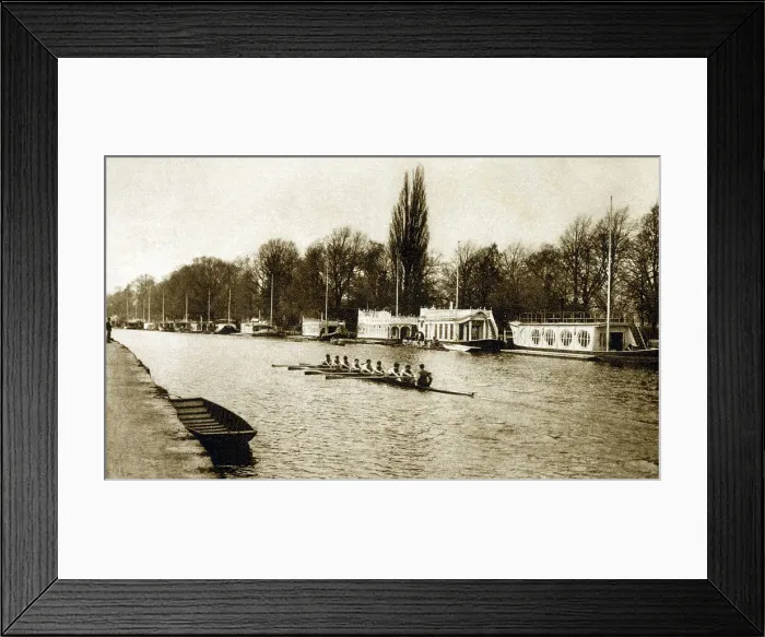 Framed Print : Oxford Eight practising on the River Thames with Houseboats Framed Print : Oxford Eight practising on the River Thames with Houseboats