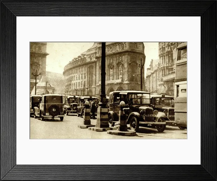 Framed Print : Taxis at Piccadilly Circus, London Framed Print : Taxis at Piccadilly Circus, London
