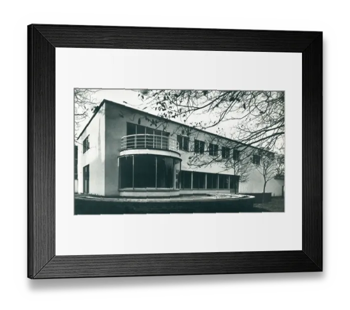 Framed Print : Modernist House In Church Street, Chelsea, Garden Side Framed Print : Modernist House In Church Street, Chelsea, Garden Side
