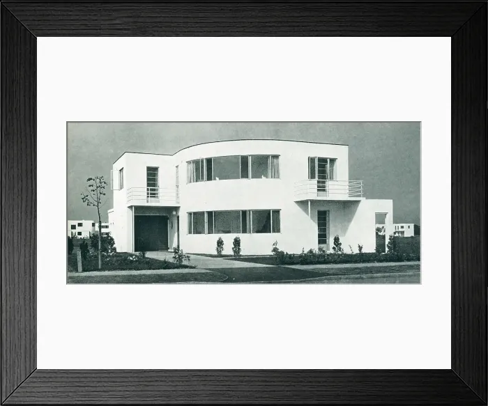 Framed Print : Modernist House At Frinton-On-Sea Framed Print : Modernist House At Frinton-On-Sea