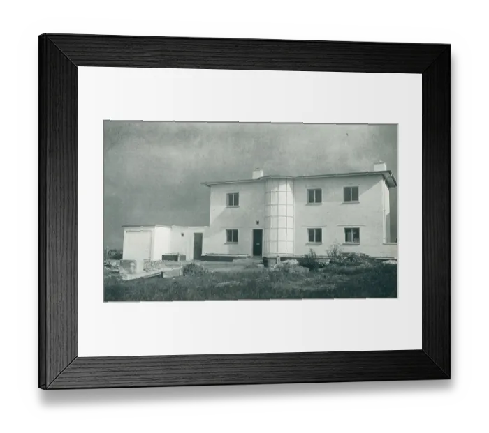 Framed Print : Modernist House At Hook Green, Meopham, Kent Framed Print : Modernist House At Hook Green, Meopham, Kent