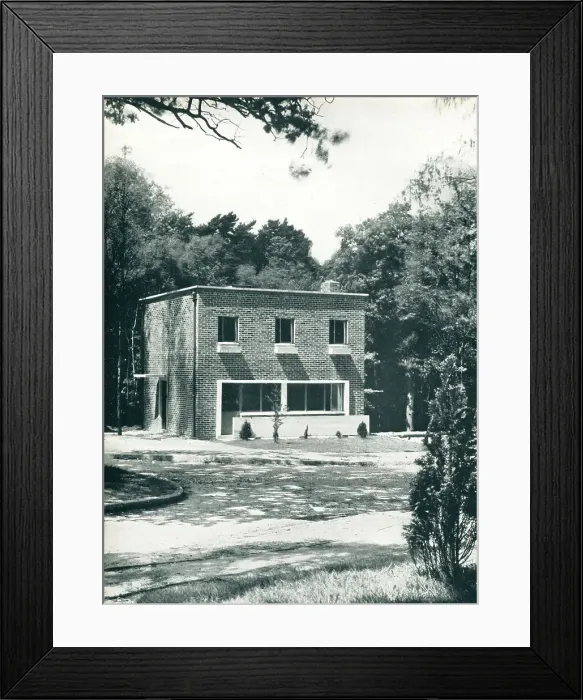 Framed Print : Modernist House, Haywards Heath Framed Print : Modernist House, Haywards Heath
