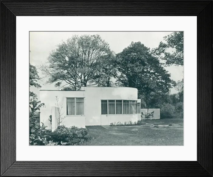 Framed Print : Modernist Bungalow, Welwyn, Hertfordshire Framed Print : Modernist Bungalow, Welwyn, Hertfordshire