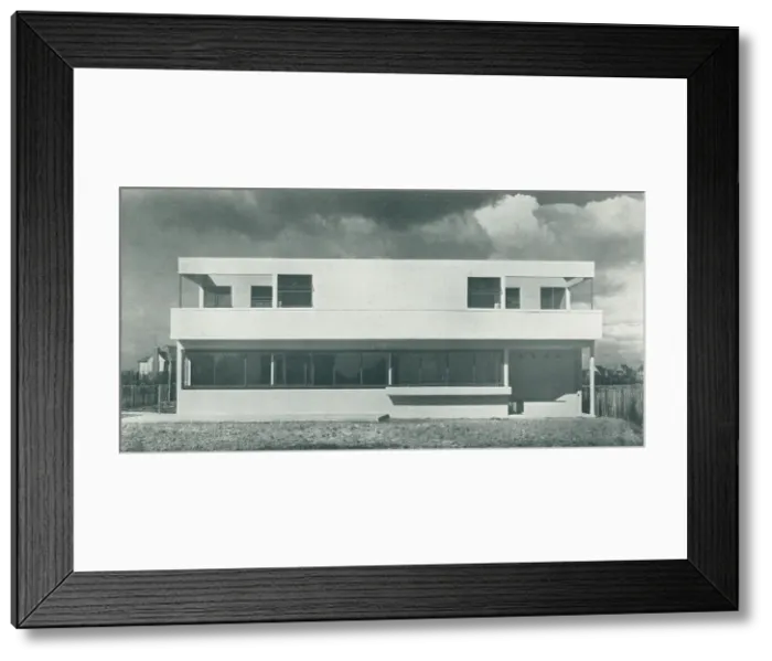 Framed Print : Modernist House, Bognor, Sussex Framed Print : Modernist House, Bognor, Sussex