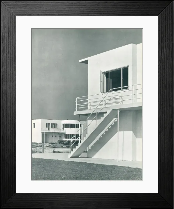 Framed Print : Modernist House, Frinton-On-Sea Framed Print : Modernist House, Frinton-On-Sea