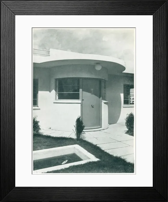 Framed Print : Modernist Bungalow, Frinton-On-Sea Framed Print : Modernist Bungalow, Frinton-On-Sea