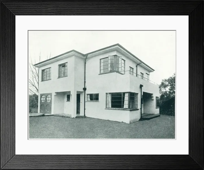 Framed Print : Modernist Seaside House, Frinton-On-Sea Framed Print : Modernist Seaside House, Frinton-On-Sea