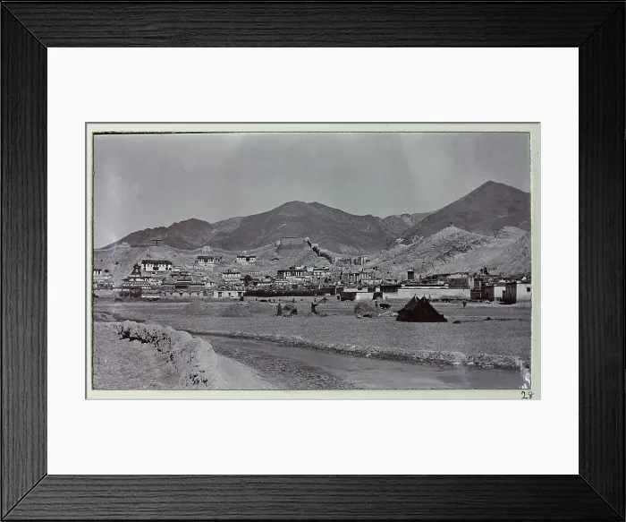 Framed Print : Gyantse town, from a fascinating album which reveals new details on a little-known campaign in which a British military force brushed aside Tibetan defences to capture Lhasa, in 1904