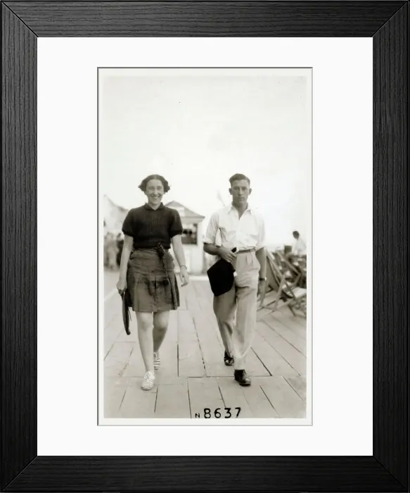 Framed Print : Cliftonville, Margate - smart young couple at the seaside Framed Print : Cliftonville, Margate - smart young couple at the seaside