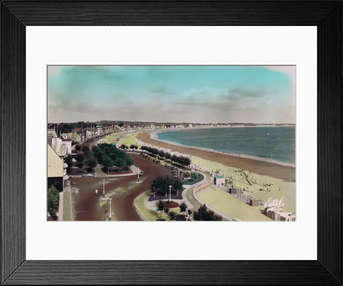 Framed Print : A view of the beach and promenade at La Baule, 1920s Framed Print : A view of the beach and promenade at La Baule, 1920s