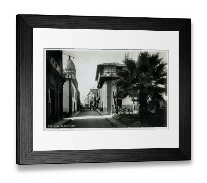 Framed Print : Canary Islands - Santa Cruz de Tenerife - Street scene Framed Print : Canary Islands - Santa Cruz de Tenerife - Street scene