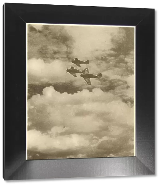 WW2 - Harvard Trainers In Formation