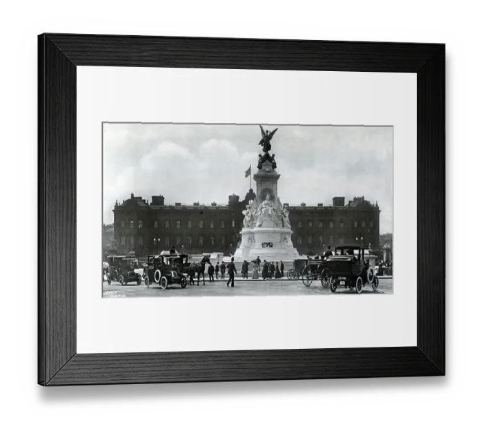 Framed Print : Queen Victoria Memorial in front of Buckingham Palace Framed Print : Queen Victoria Memorial in front of Buckingham Palace