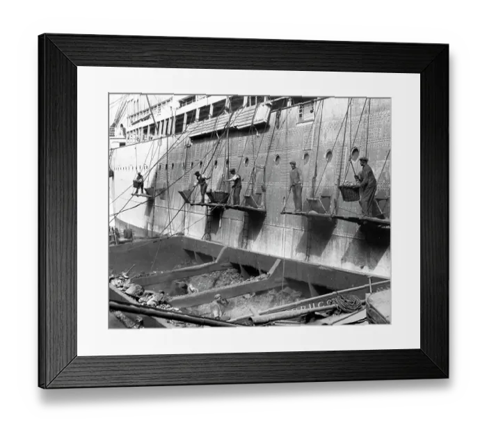 Framed Print : Coaling a passenger liner in Southampton Framed Print : Coaling a passenger liner in Southampton
