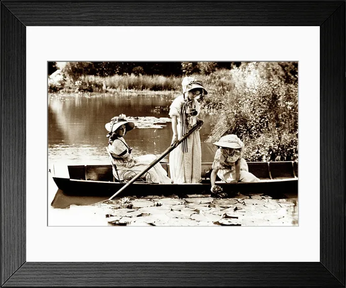 Framed Print : Ladies in a punt on a Summer's day Framed Print : Ladies in a punt on a Summer's day