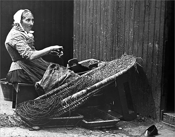 Montrose fish wife baiting the lines Victorian period
