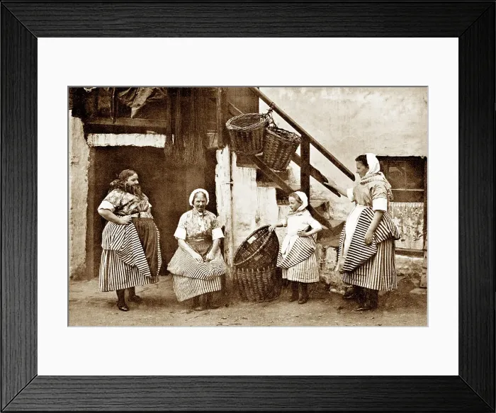 Framed Print : Newhaven Fish Wives early 1900s Framed Print : Newhaven Fish Wives early 1900s
