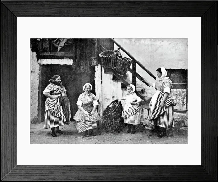 Framed Print : Fishwives, Newhaven, Edinburgh early 1900's Framed Print : Fishwives, Newhaven, Edinburgh early 1900's