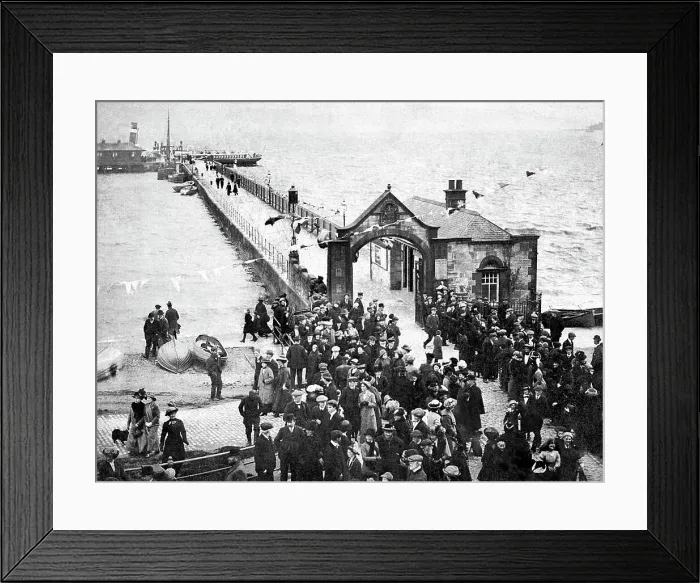 Framed Print : The Pier, Helensburgh early 1900's Framed Print : The Pier, Helensburgh early 1900's