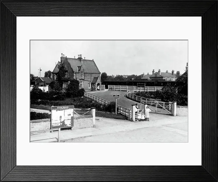 Framed Print : Railway Station, Askern (children) Framed Print : Railway Station, Askern (children)