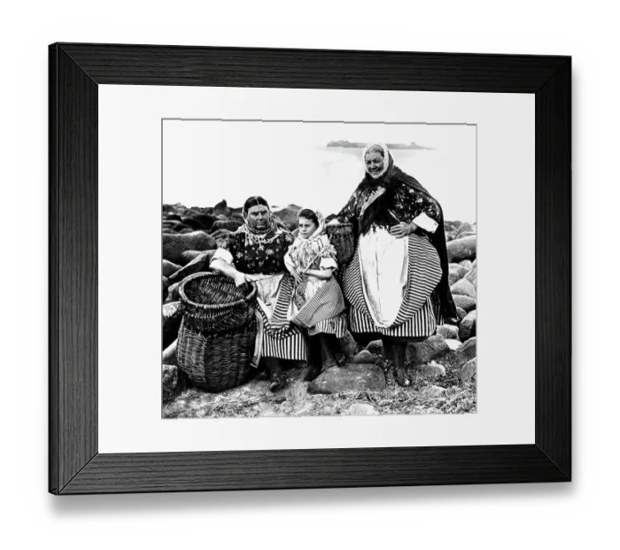 Framed Print : Newhaven Fishwives Victorian period Framed Print : Newhaven Fishwives Victorian period